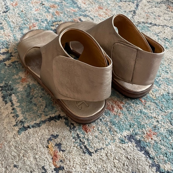 P. Monjo gold leather sandals -handmade in Spain - Picture 3 of 8